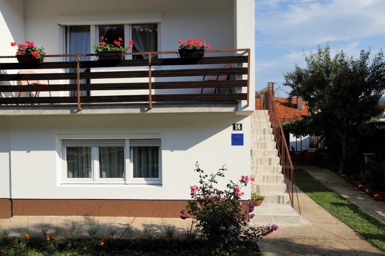 Apartman Ana Apartment Otočac Екстериор снимка