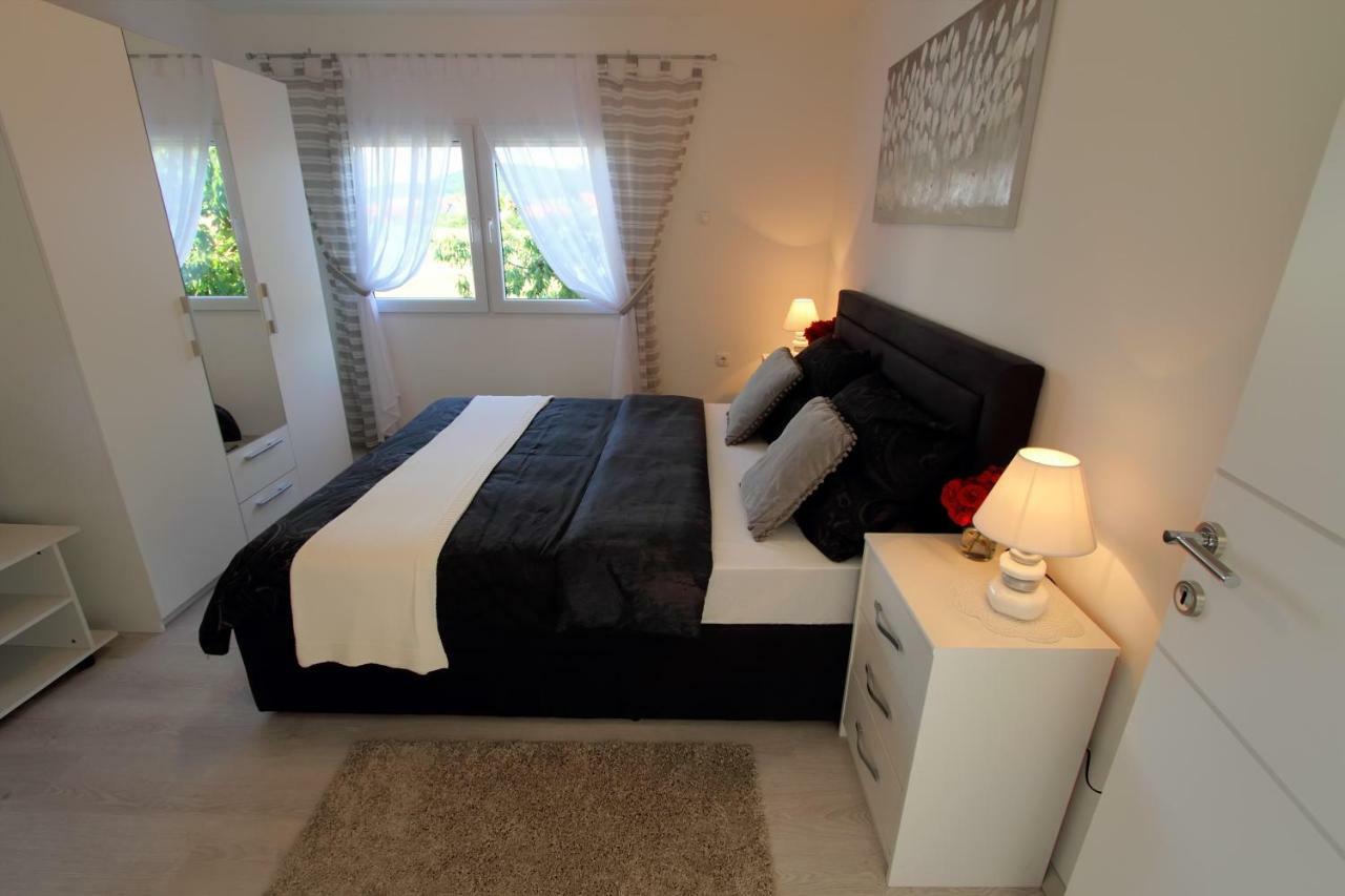 Apartman Ana Apartment Otočac Екстериор снимка